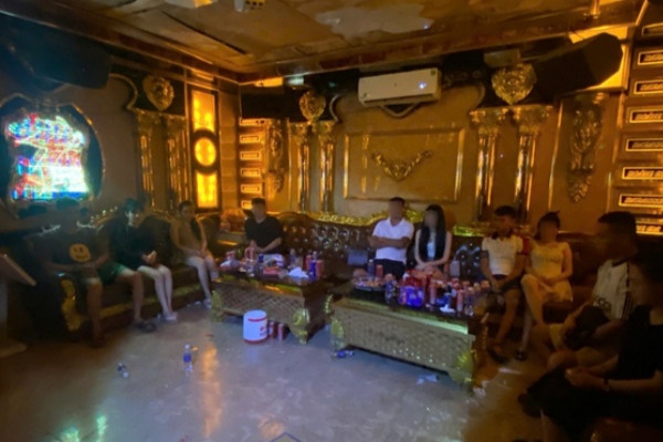 Dot kich quan karaoke, bat qua tang 10 doi tuong to chuc 'tiec' ma tuy hinh anh