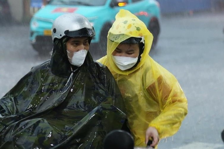 Du bao thoi tiet 10 ngay toi: Mien Bac, mien Nam lien tuc hung mua hinh anh