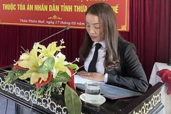 Khoi to Pho Chanh Toa dan su TAND TP Hue ve hanh vi nhan hoi lo hinh anh