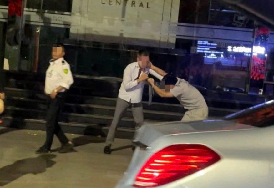 Tai xe xe may vi pham nong do con, danh lai xe oto bien ngoai giao hinh anh