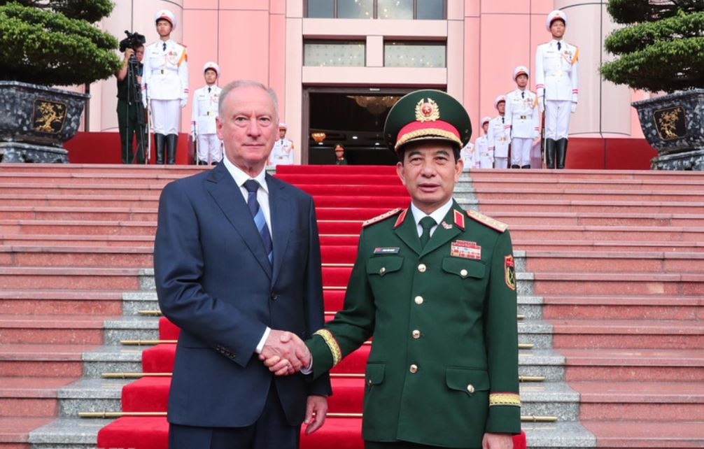 Bo truong Quoc phong hoi dam voi Tro ly Tong thong Nga hinh anh