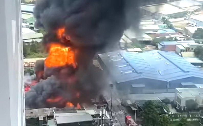 Lua do ruc bao trum nha xuong o TP.HCM hinh anh