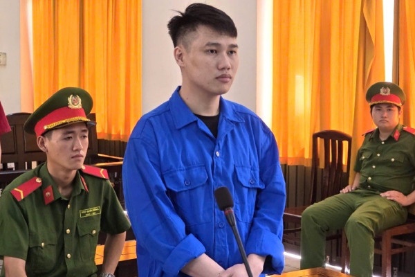Bi ban 'len lop' vi danh nguoi yeu, lien xuong tay gay an hinh anh