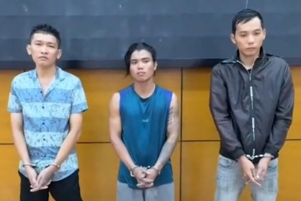 Bat khan cap 3 doi tuong gia danh Cong an cuop tai san tai TP.HCM hinh anh