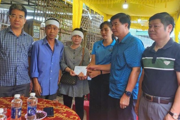 Pho chu tich tinh Dak Lak 'thuong nong' cau be dung cam cuu ban hinh anh