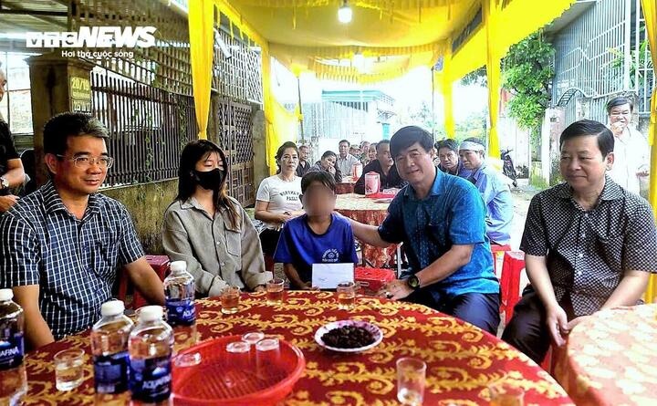 cau be dung cam,  cuu ban anh 1