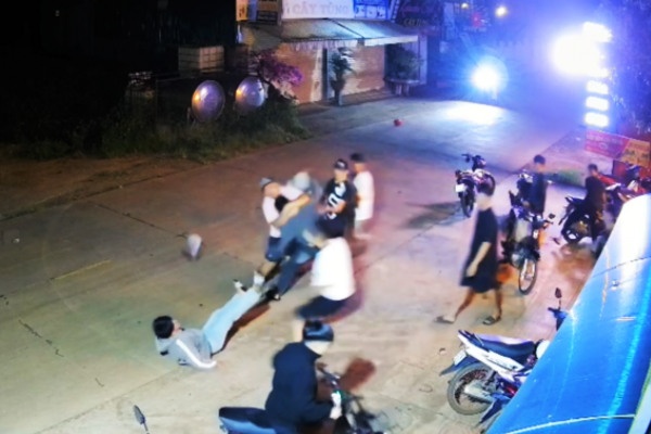 Hai nhom thanh nien hon chien tai quan ca phe, mot nguoi tu vong hinh anh