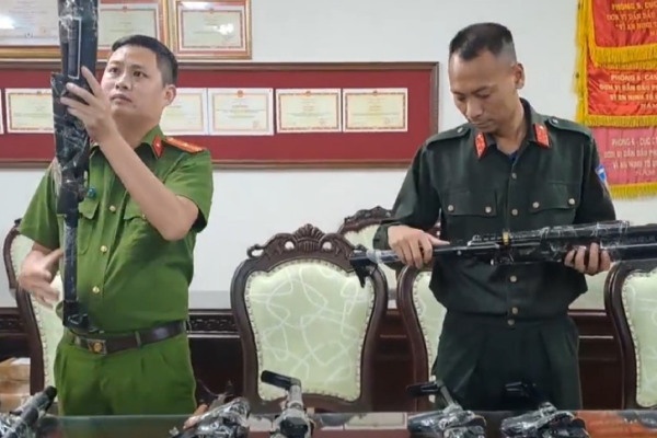 Gan 200 canh sat dot kich duong day san xuat, mua ban sung quan dung hinh anh