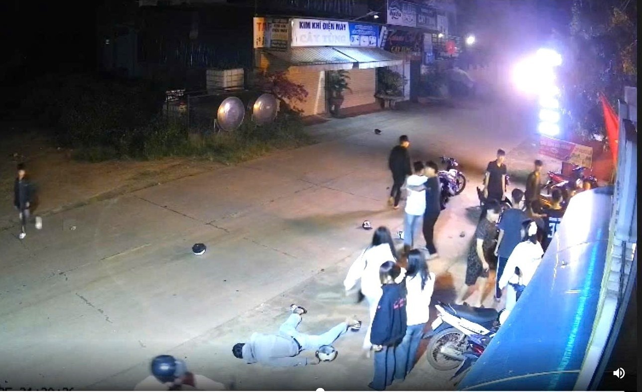 dung dua be doi,  dam vao mat anh 1