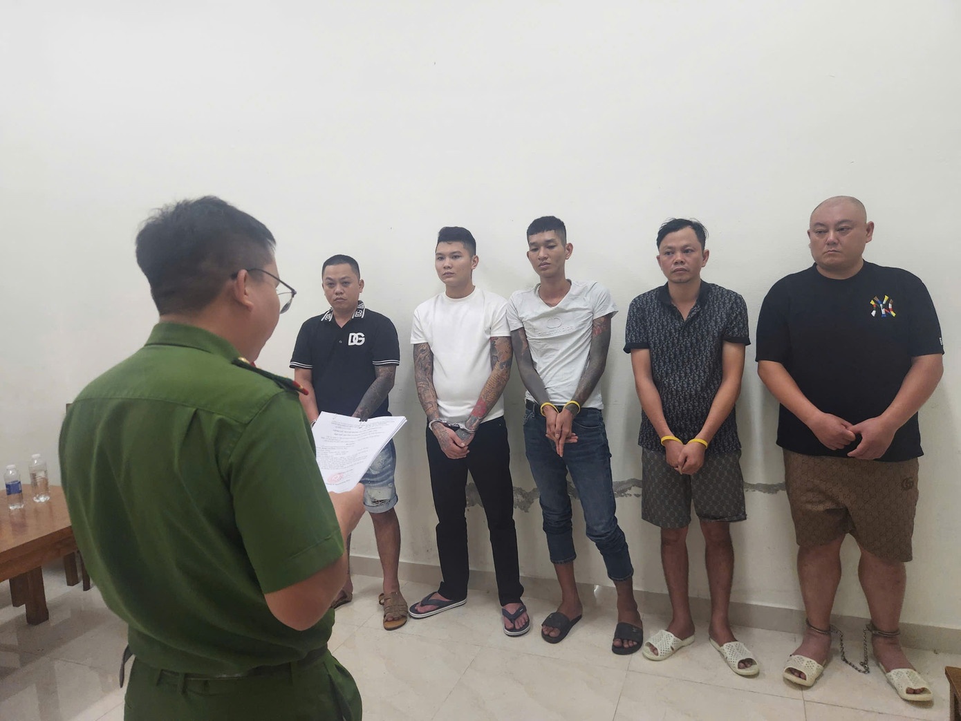 Giai cuu hai nguoi nuoc ngoai bi nhom 'tin dung den casino' bat giu hinh anh