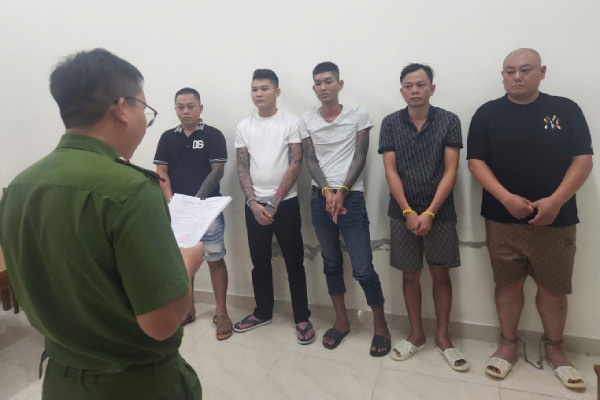 2 khach Trung Quoc bi bat giu trai phap luat vi mac no o Casino Hoiana hinh anh