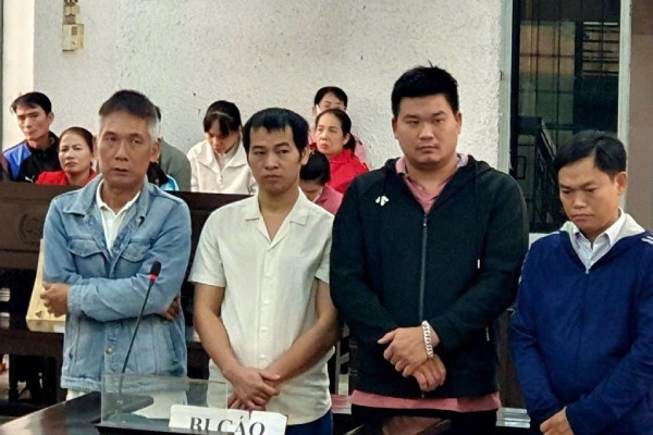 Dung hoa chat bi cam de san xuat hon 10 tan gia do hinh anh