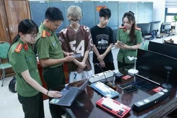 Bat 2 doi tuong lua dao hon 15 ty qua cac phien 'Livestream' danh bac hinh anh