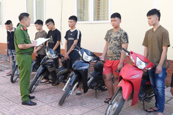 Khoi to, bat tam giam 8 doi tuong gay roi trat tu cong cong hinh anh