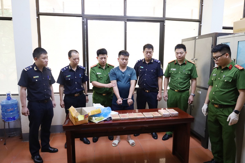 Van chuyen,  10 banh heroin anh 1