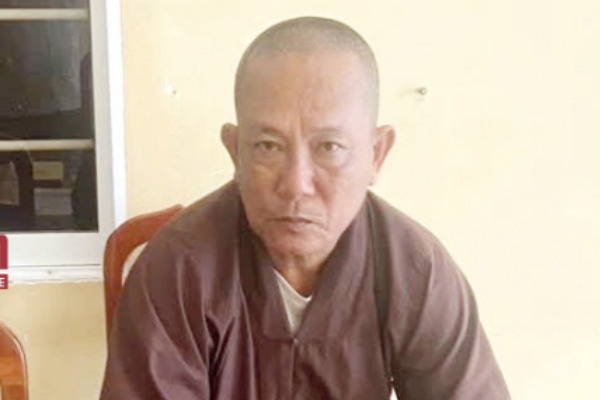 Gia danh nha su di ban nhang, keu goi tu thien de truc loi hinh anh