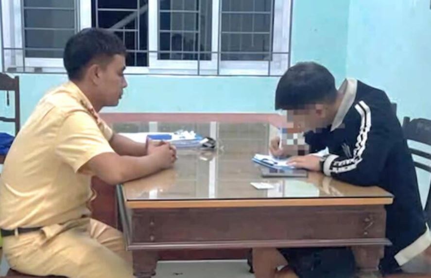 CSGT Hue giup thanh nien ngheo tim lai xe may sau mot nam mat trom hinh anh