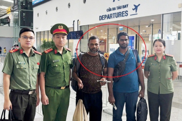 Giam doc to chuc cho 2 nguoi nuoc ngoai o lai Viet Nam trai phep hinh anh