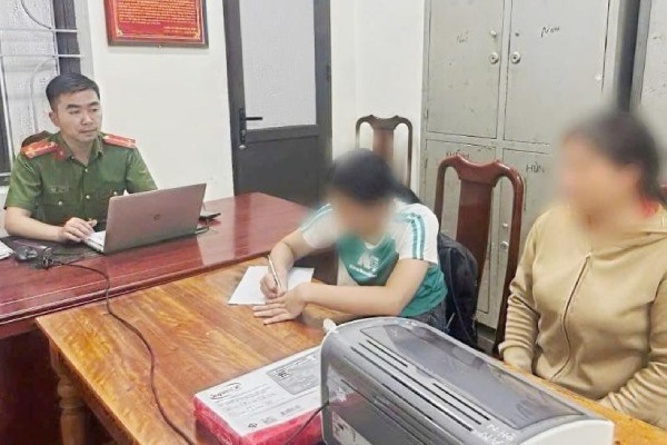 Nu sinh bi nhom lua dao thao tung suyt mat 300 trieu dong hinh anh