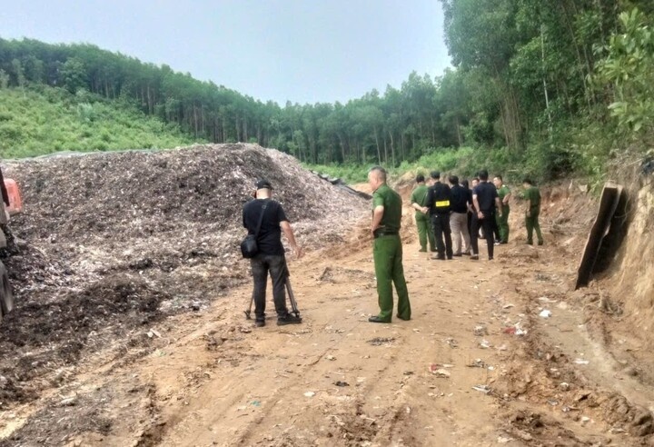 2 nhan vien cho luong lon chat thai tu nha may di chon lap trai phep hinh anh