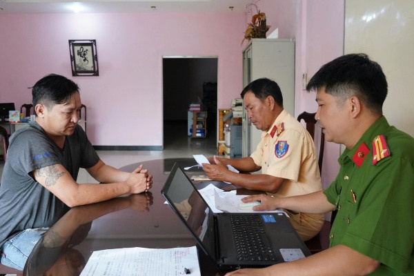 Phat hien xe dau keo cho 30 tan thuc pham khong ro nguon goc hinh anh