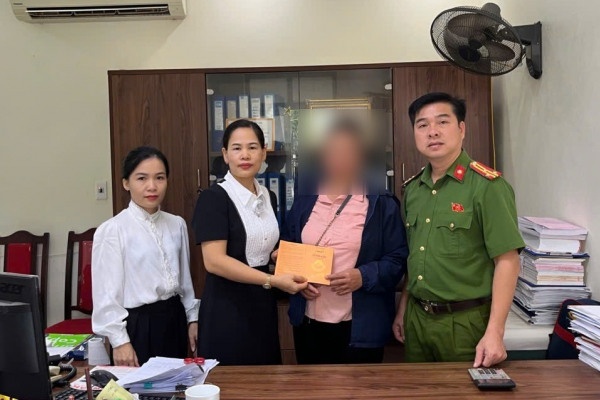 Nguoi phu nu U50 suyt sap bay 'phi cong' dang bi tam giu o san bay hinh anh