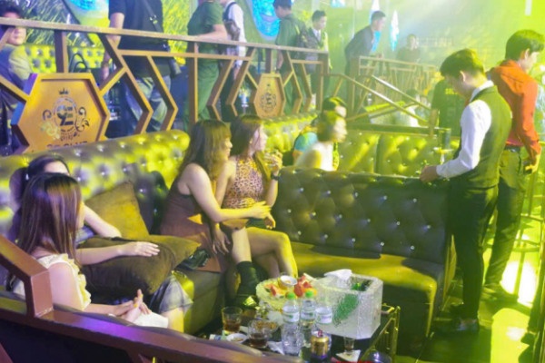 Nhan vien cung khach 'bay' tai quan bar lon nhat Phu Quoc hinh anh