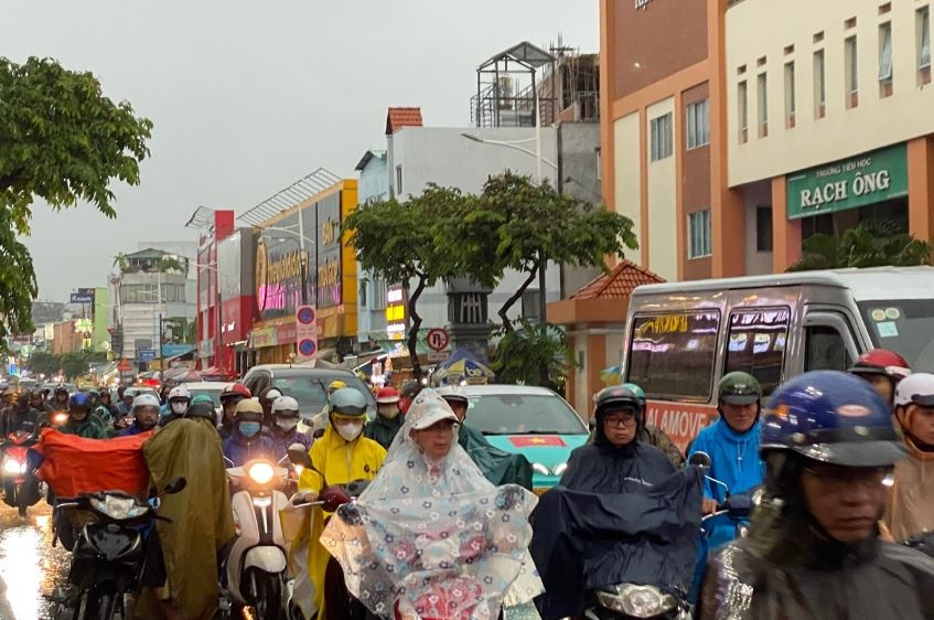 Mua lon o TP.HCM keo dai den ngay 30/9 hinh anh