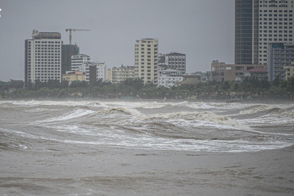 Song du doi uy hiep bo bien Nghe An, Ha Tinh truoc gio bao do bo hinh anh