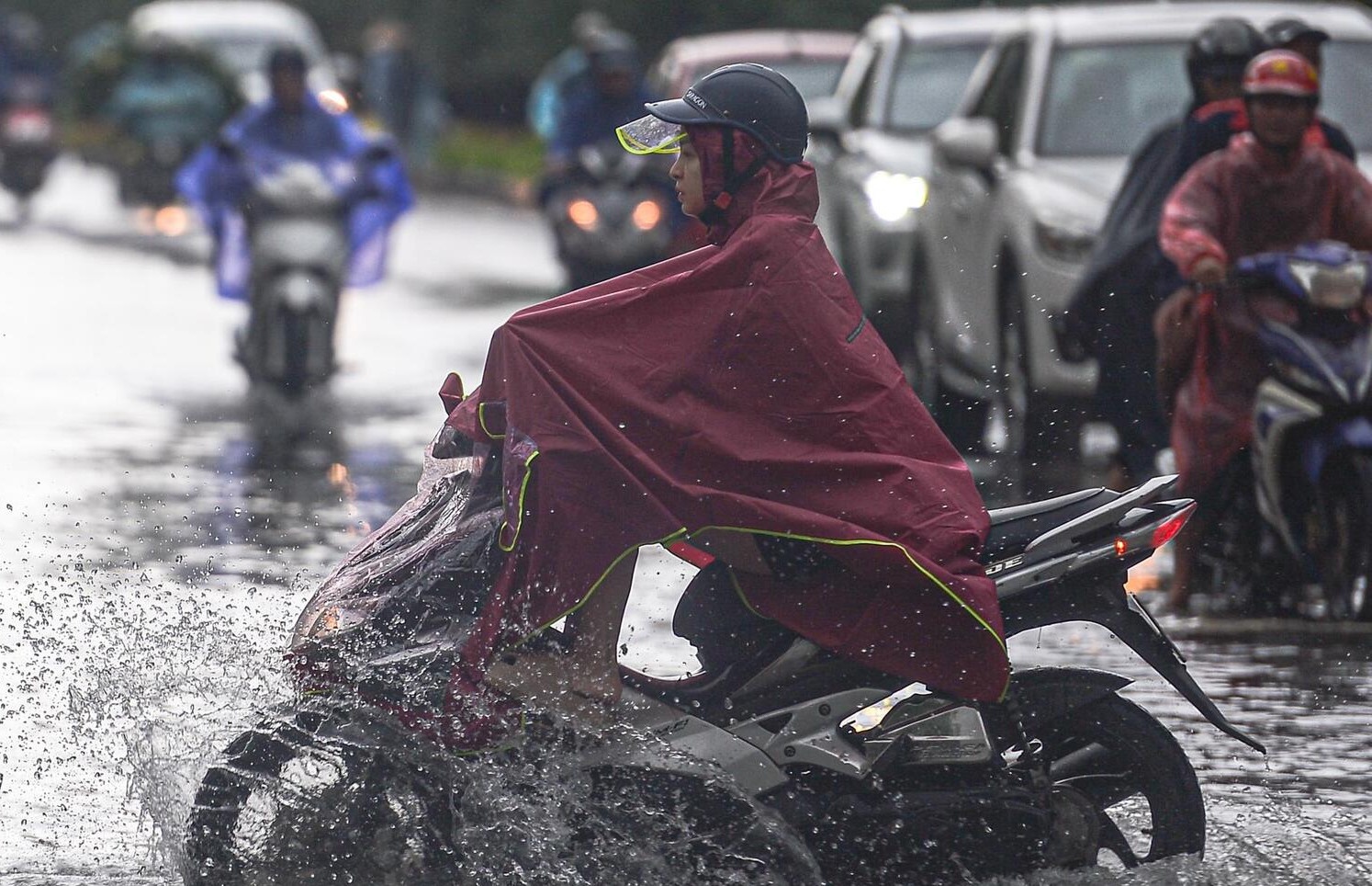 Nghe An mua lon, nhieu tuyen duong ngap cuc bo truoc bao so 10 hinh anh