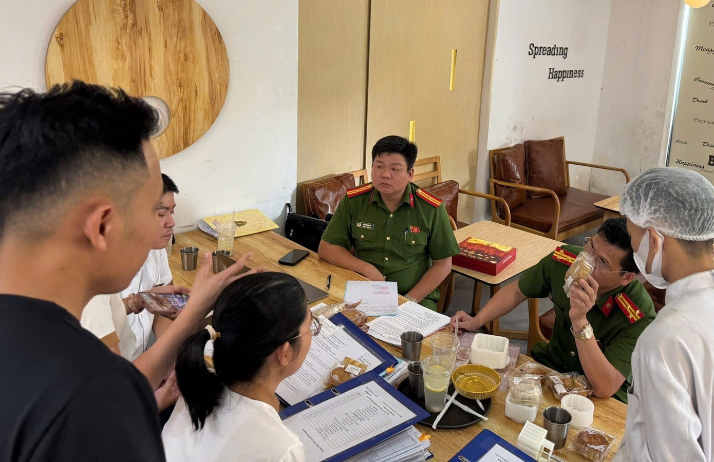 Phat hien nhieu vi pham ve an toan thuc pham trong dip Tet Trung thu hinh anh