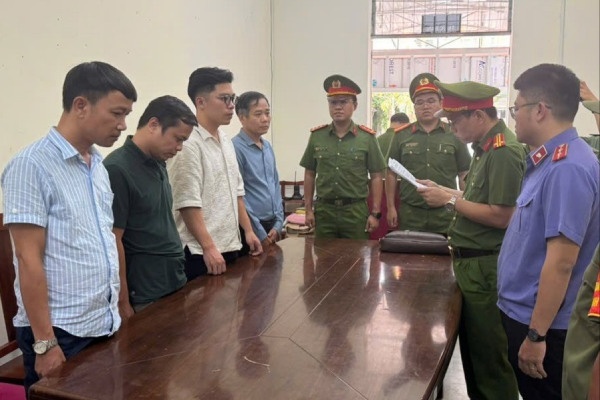 Vu mo cat dau gia 370 ty dong: Khoi to them 4 bi can hinh anh