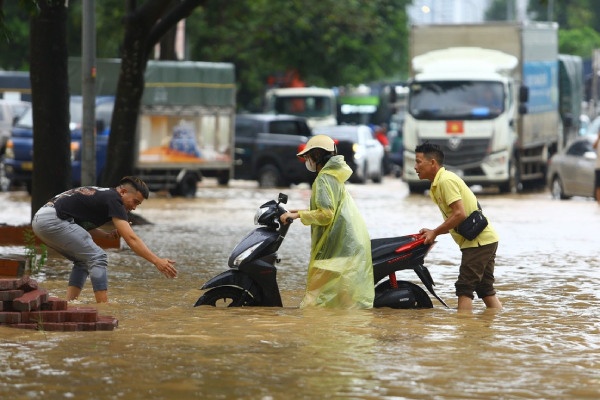 Ha Noi co the mua tren 350 mm, nguy co ngap lut dien rong hinh anh