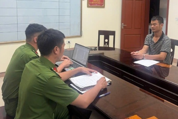 Khoi to doi tuong danh tai xe xe buyt, bat quy goi giua duong hinh anh