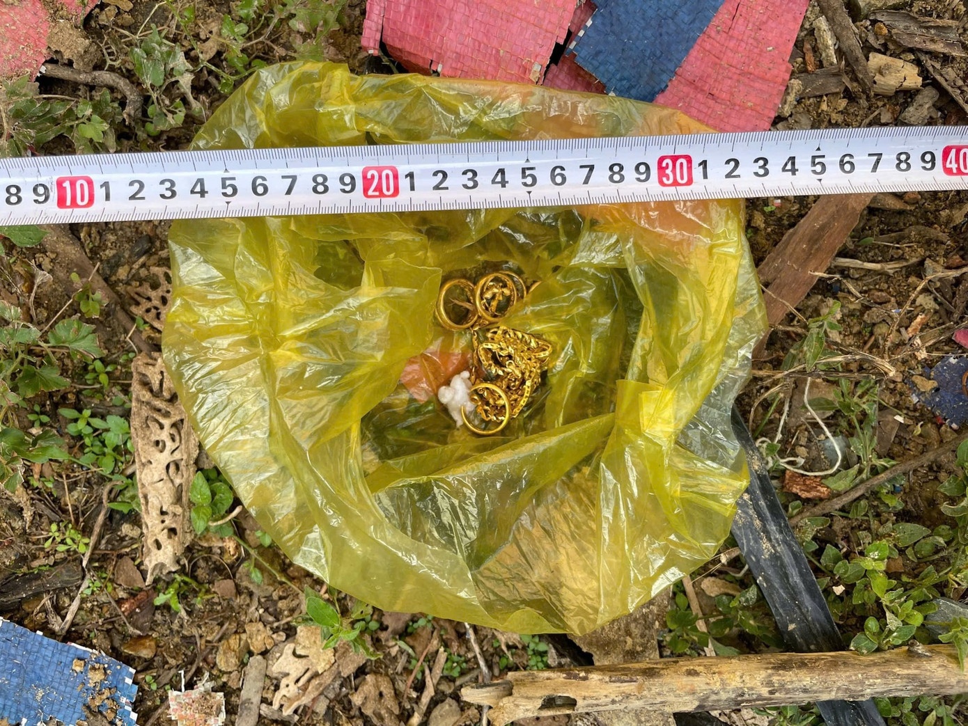 'Nu quai' o Dak Lak trom 23,5 chi vang 9999 cua an nhan hinh anh