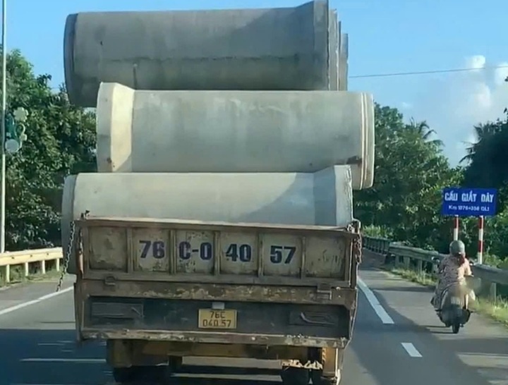 Thot tim xe tai cho cong bi chat cao nhu 'nui', khong chang buoc hinh anh