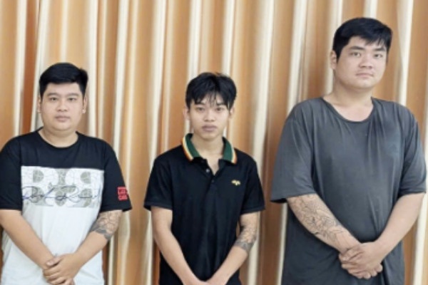 Bat giu nhom doi tuong gia danh Cong an de cuop tai san hinh anh