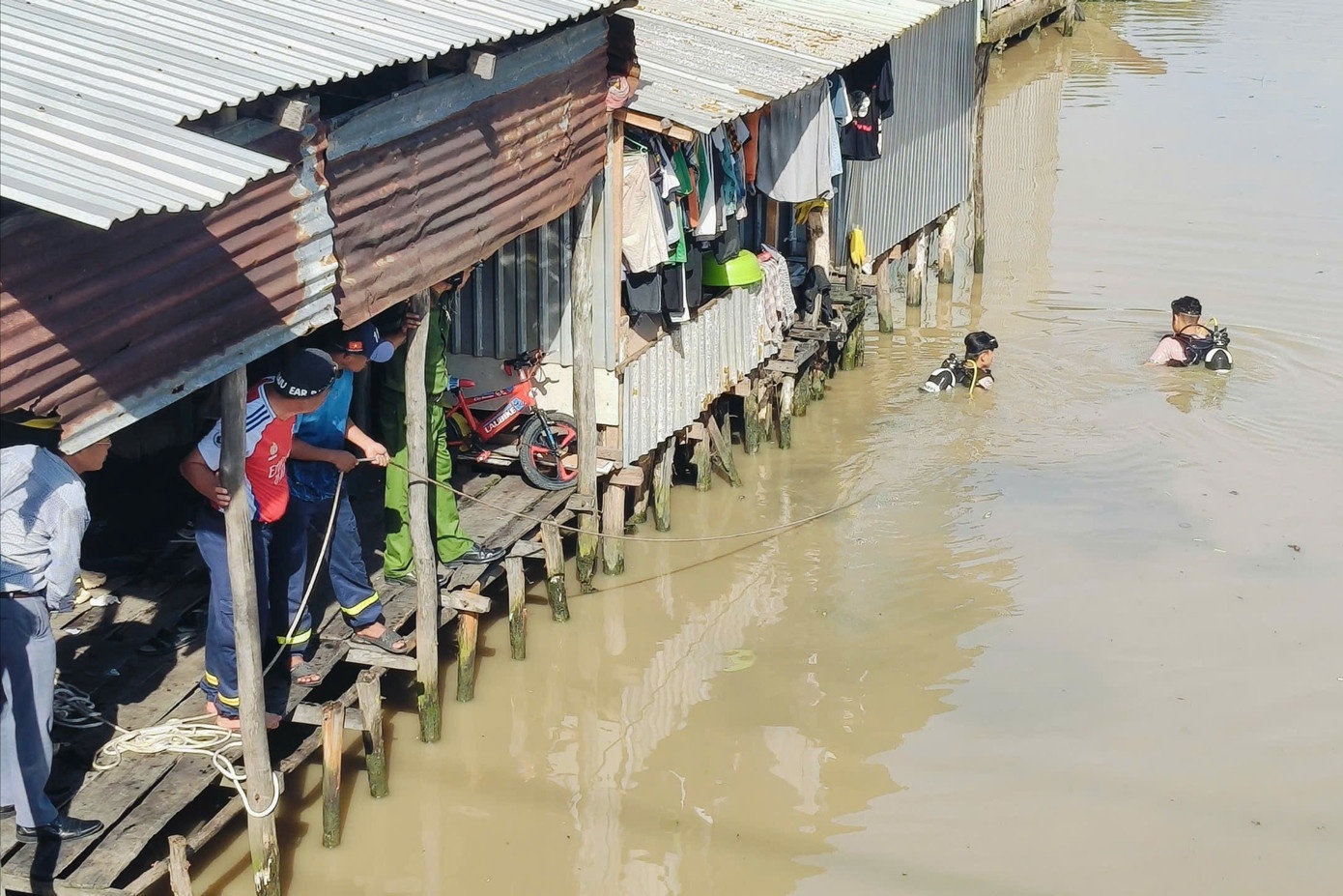 Tim be 4 thang tuoi nghi roi xuong kenh o An Giang hinh anh