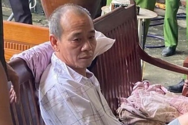 Giai cuu an toan be gai 4 tuoi bi bo de treo len tran nha o Bac Ninh hinh anh