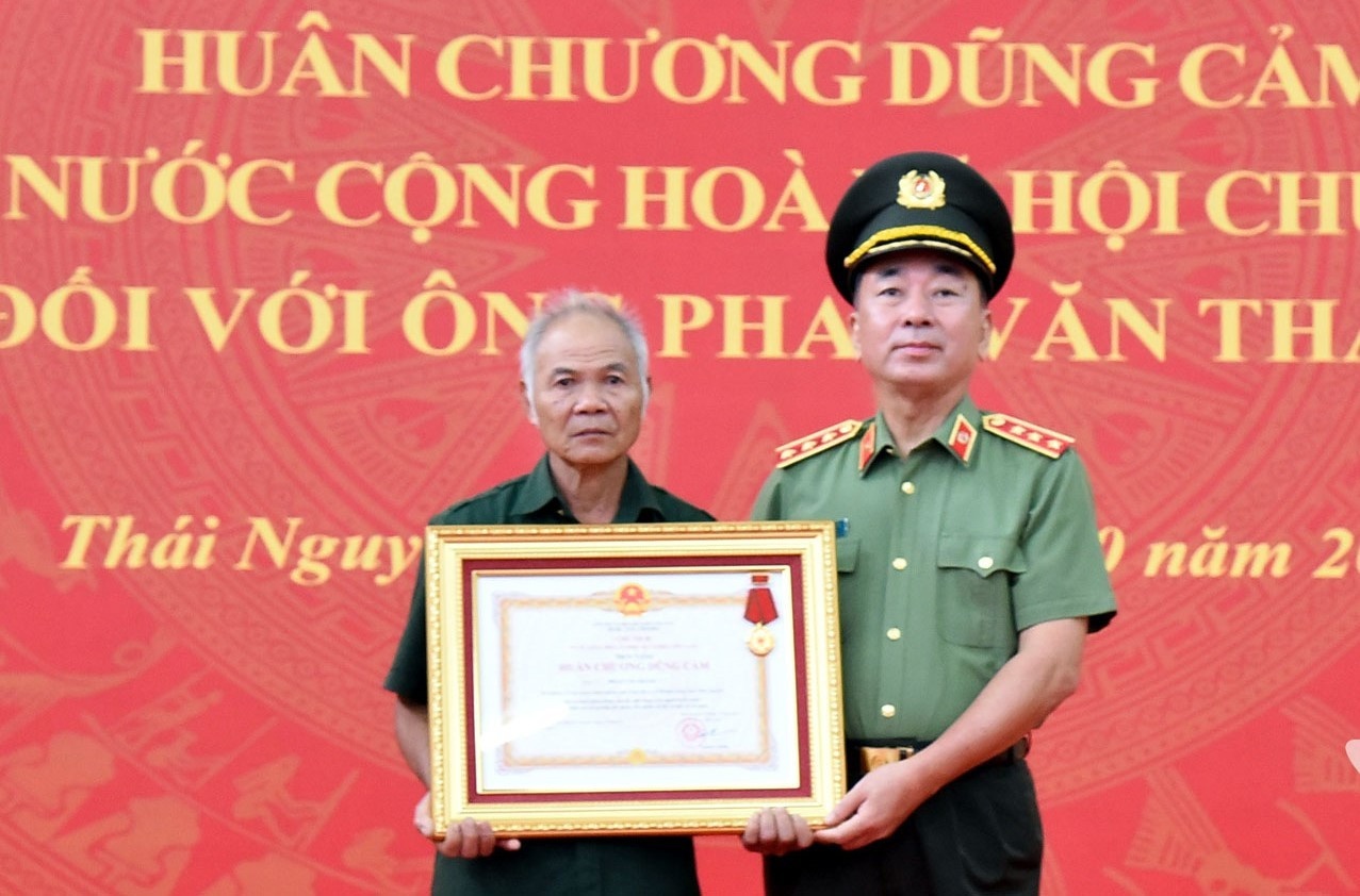 Truy tang Huan chuong Dung cam voi nguoi hy sinh cuu 3 chau nho hinh anh