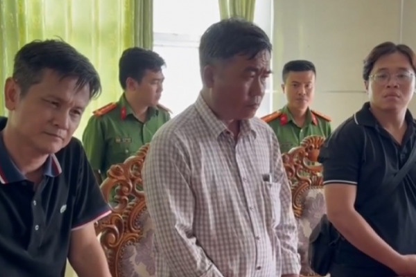 Khoi to Tong giam doc Cong ty Co phan Du lich Cap treo Vung Tau hinh anh