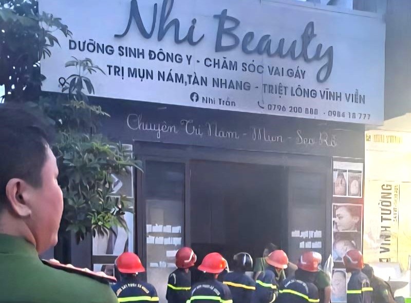 4 nguoi trong mot gia dinh nghi bi phong hoa hinh anh