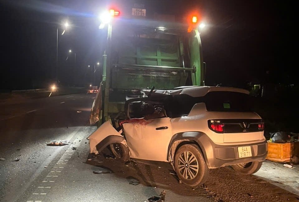 Khoi to tai xe oto uong ruou bia tong xe cho rac lam 2 nguoi tu vong hinh anh