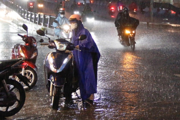 Bien Dong sap don bao, thoi tiet TP.HCM nhung ngay toi ra sao? hinh anh