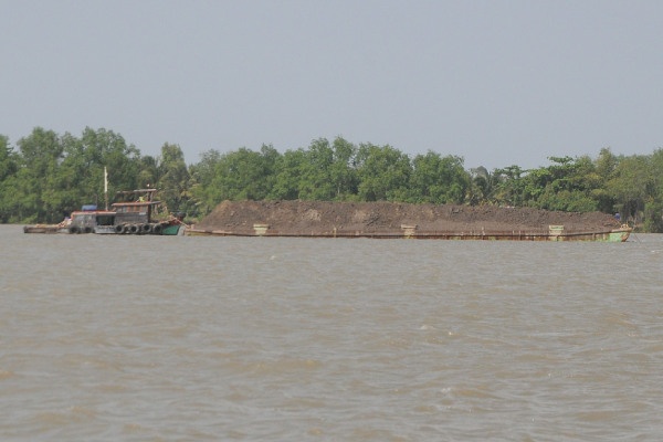 Chim sa lan tren song Tien, 2 nguoi mat tich hinh anh