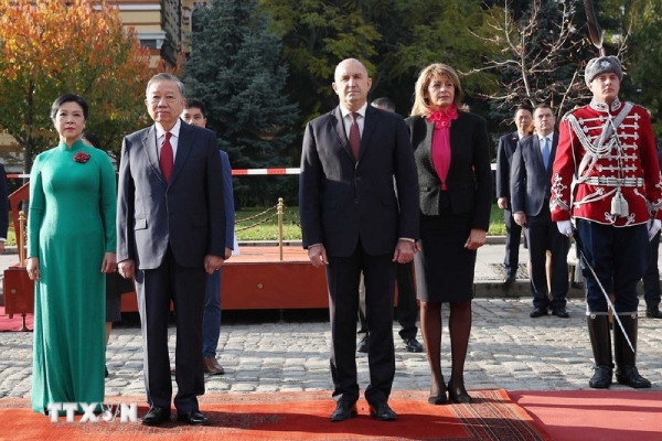 Le don Tong Bi thu va Phu nhan tham chinh thuc Cong hoa Bulgaria hinh anh