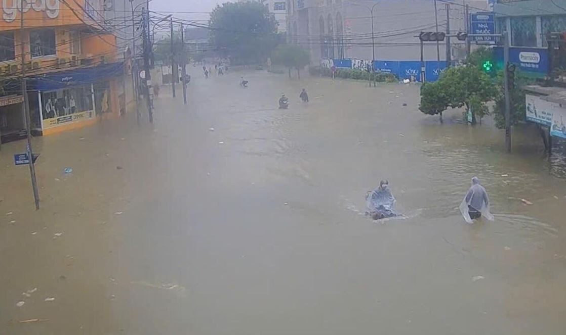 Nuoc song len bao dong 3, Hue bi lu 'bua vay' hinh anh