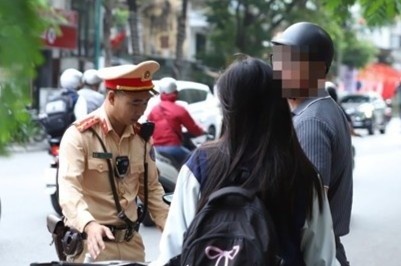 'Chieu con', nhieu phu huynh o Ha Noi vi pham luat giao thong hinh anh