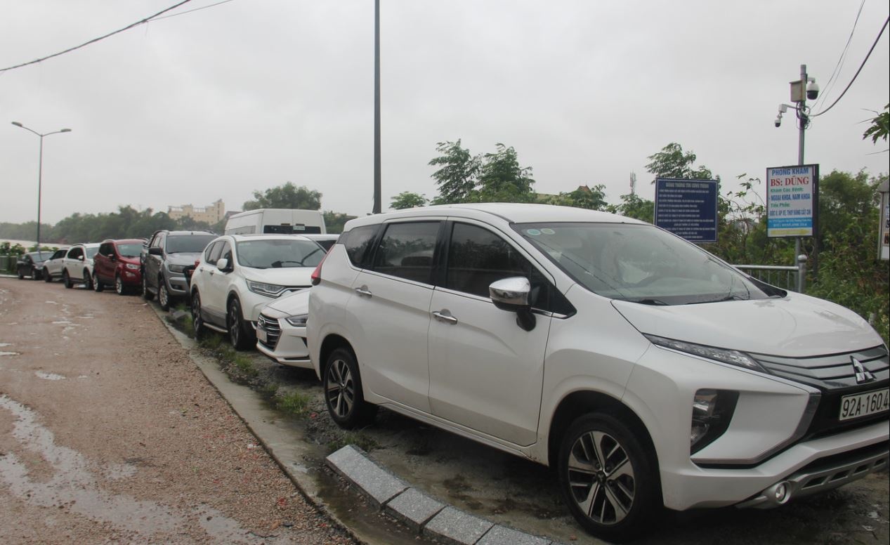 Hang tram oto o Da Nang xep hang dai 'chay' lut hinh anh