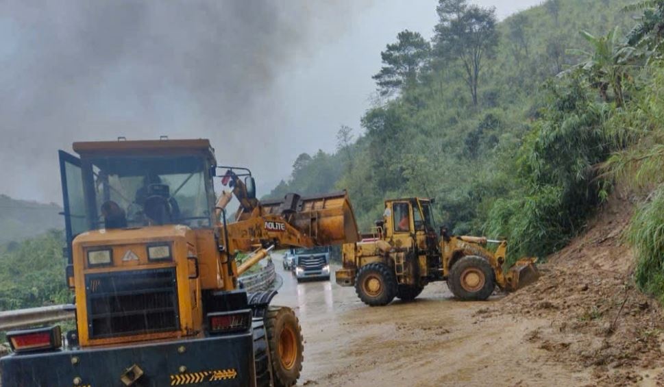 Mua lon gay sat lo nghiem trong duong Ho Chi Minh hinh anh